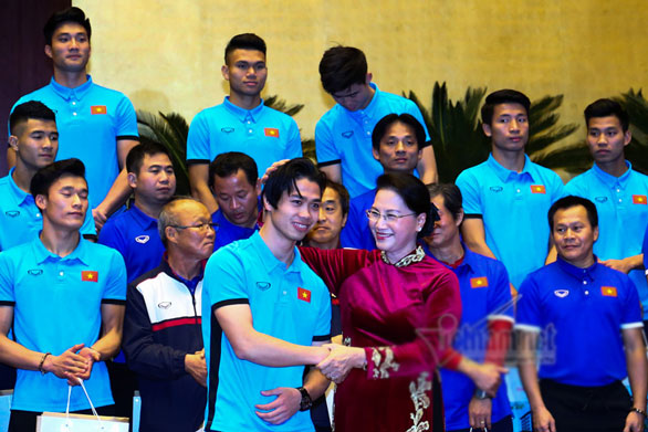 Cử chỉ thân thương của Chủ tịch QH dành cho Quang Hải