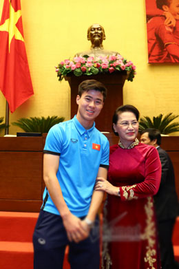 Cử chỉ thân thương của Chủ tịch QH dành cho Quang Hải