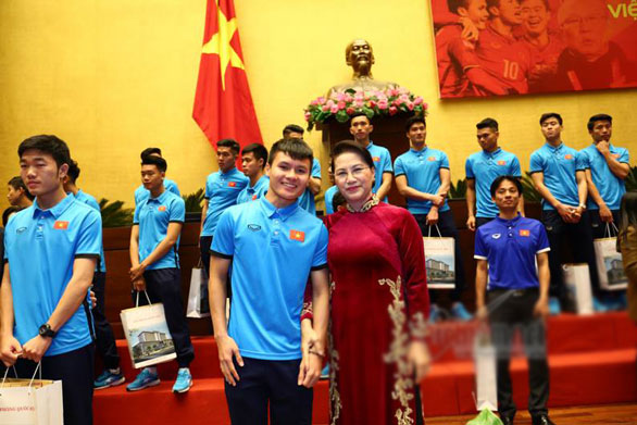 Cử chỉ thân thương của Chủ tịch QH dành cho Quang Hải