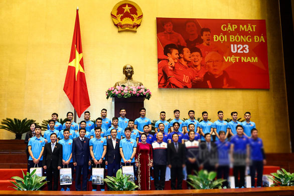 Cử chỉ thân thương của Chủ tịch QH dành cho Quang Hải