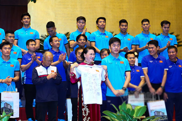 Cử chỉ thân thương của Chủ tịch QH dành cho Quang Hải