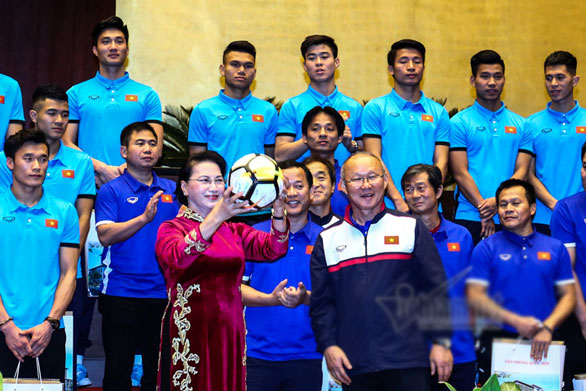 Cử chỉ thân thương của Chủ tịch QH dành cho Quang Hải