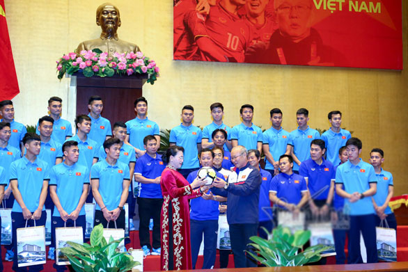 Cử chỉ thân thương của Chủ tịch QH dành cho Quang Hải