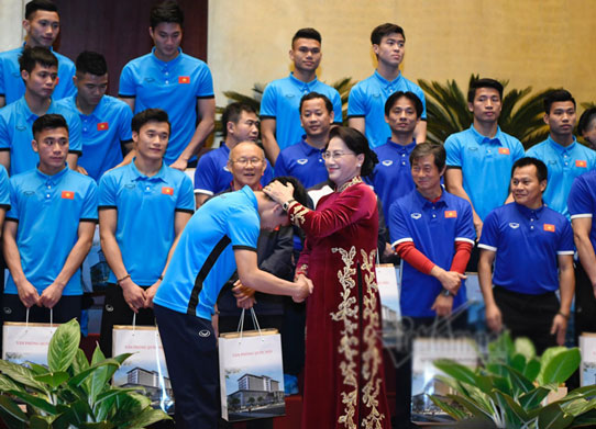 Cử chỉ thân thương của Chủ tịch QH dành cho Quang Hải