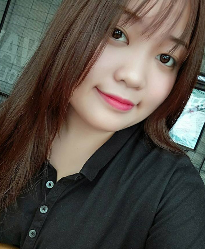 Cô gái nắm trộm tay thủ môn Tiến Dũng ngay sau chung kết lịch sử