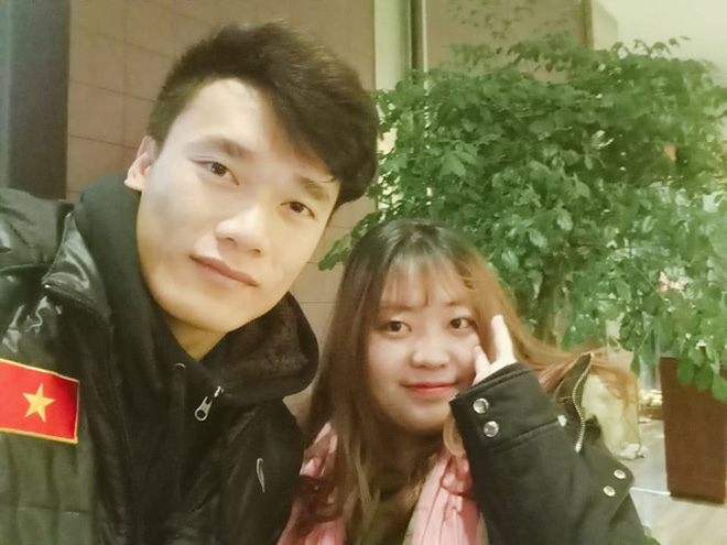 Cô gái nắm trộm tay thủ môn Tiến Dũng ngay sau chung kết lịch sử