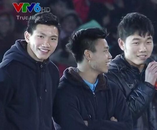 Không thể rời mắt trước khoảnh khắc đẹp như sao Hàn của Văn Hậu