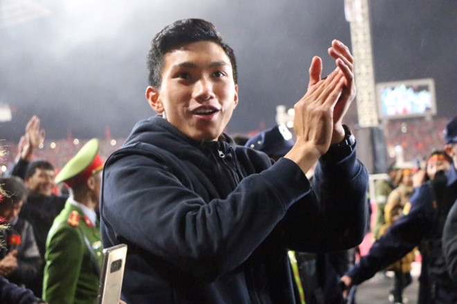 Không thể rời mắt trước khoảnh khắc đẹp như sao Hàn của Văn Hậu