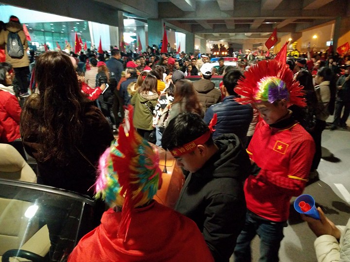 Ngàn người ra sân bay Vinh đón trung vệ Tiến Dũng, Văn Đức, Công Phượng...