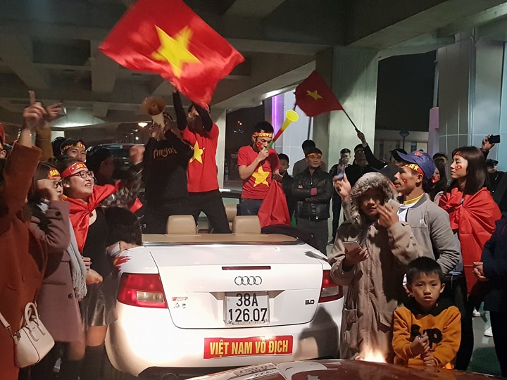 Ngàn người ra sân bay Vinh đón trung vệ Tiến Dũng, Văn Đức, Công Phượng...