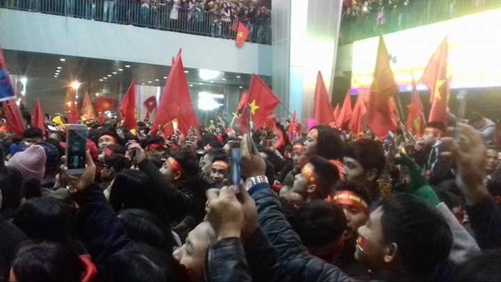 Ngàn người ra sân bay Vinh đón trung vệ Tiến Dũng, Văn Đức, Công Phượng...