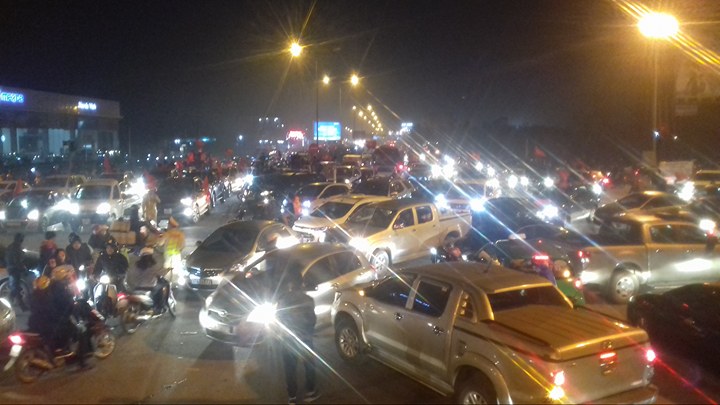 Ngàn người ra sân bay Vinh đón trung vệ Tiến Dũng, Văn Đức, Công Phượng...