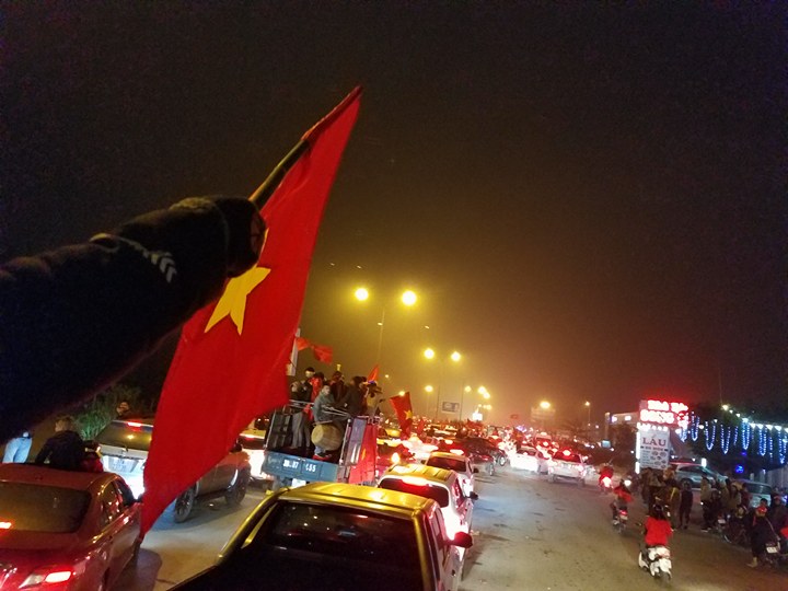 Ngàn người ra sân bay Vinh đón trung vệ Tiến Dũng, Văn Đức, Công Phượng...