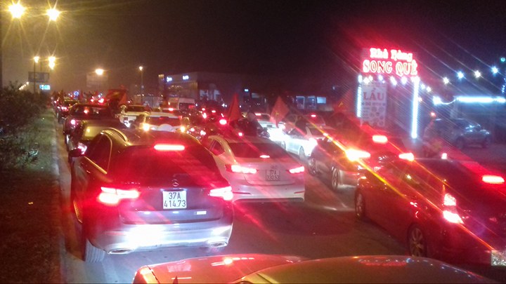 Ngàn người ra sân bay Vinh đón trung vệ Tiến Dũng, Văn Đức, Công Phượng...