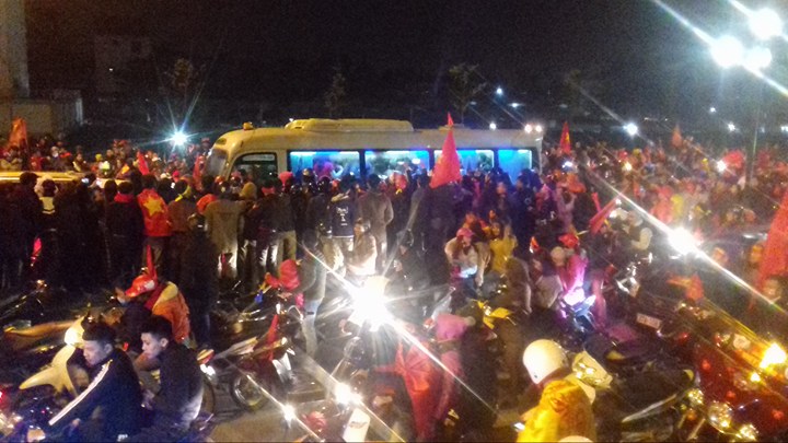 Ngàn người ra sân bay Vinh đón trung vệ Tiến Dũng, Văn Đức, Công Phượng...