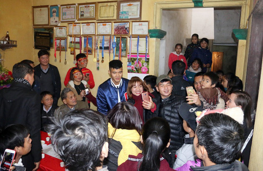 Cú bay người đánh đầu của Hà Đức Chinh gây sốt với hàng ngàn người dân Phú Thọ