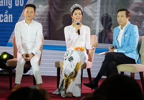 Hoa hậu HHen Niê diện áo dài trắng đồng hành cùng bệnh nhân HIV