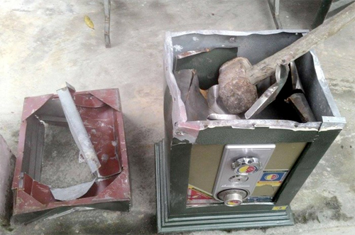 Nghịch tử phá cửa, khoan két sắt để trộm tiền của bố mẹ