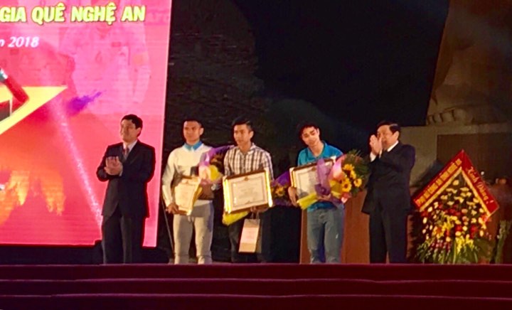 Ngàn người ra sân bay Vinh đón trung vệ Tiến Dũng, Văn Đức, Công Phượng... Ngàn người ra sân bay Vinh đón trung vệ Tiến Dũng, Văn Đức, Công Phượng...