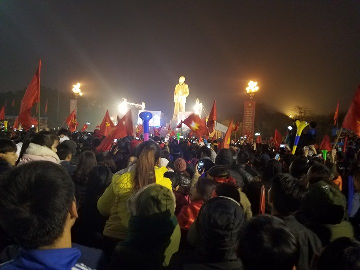 Ngàn người ra sân bay Vinh đón trung vệ Tiến Dũng, Văn Đức, Công Phượng...