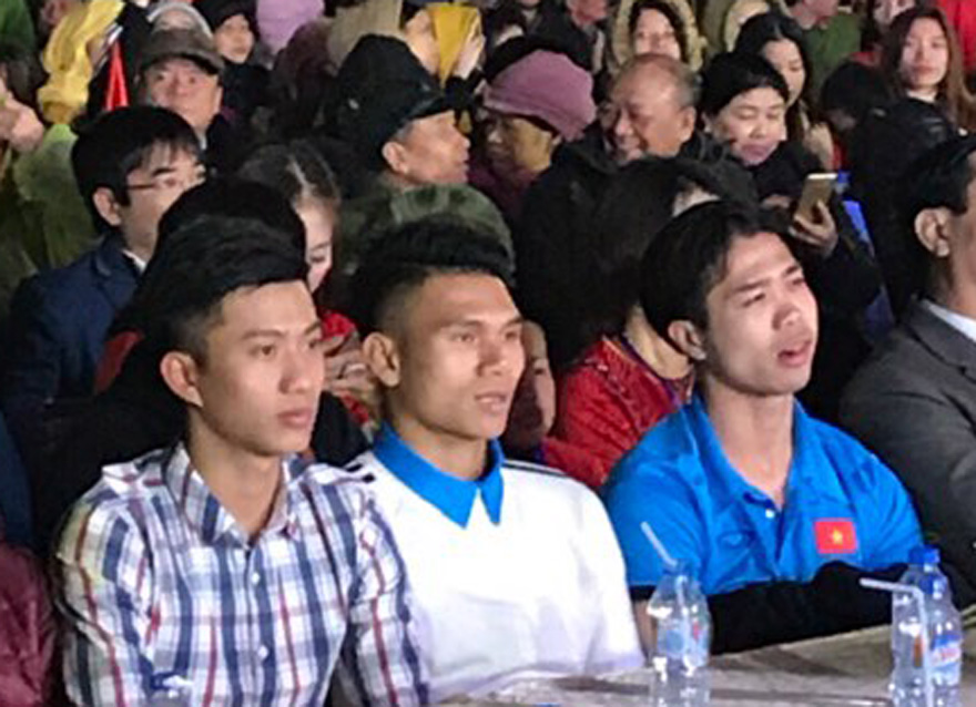 Ngàn người ra sân bay Vinh đón trung vệ Tiến Dũng, Văn Đức, Công Phượng...