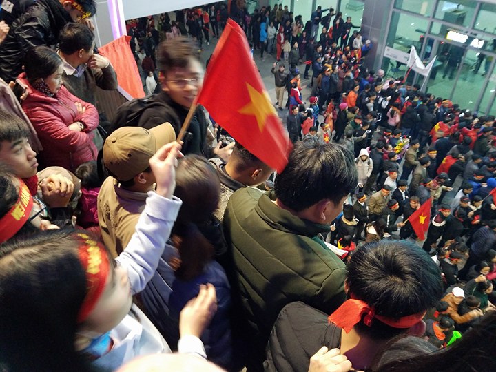 Ngàn người ra sân bay Vinh đón trung vệ Tiến Dũng, Văn Đức, Công Phượng...