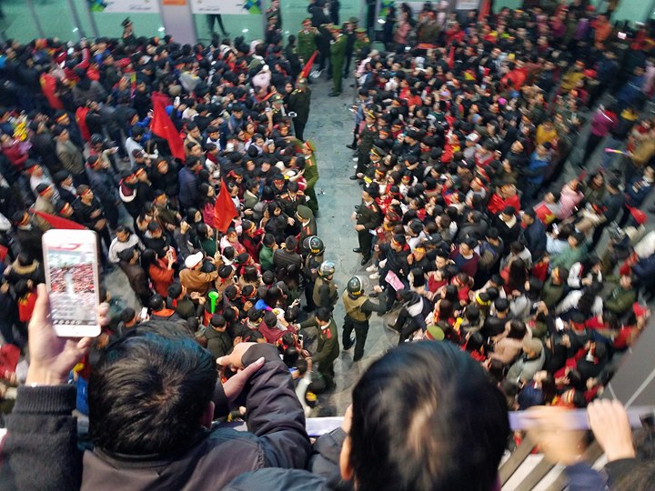 Ngàn người ra sân bay Vinh đón trung vệ Tiến Dũng, Văn Đức, Công Phượng...