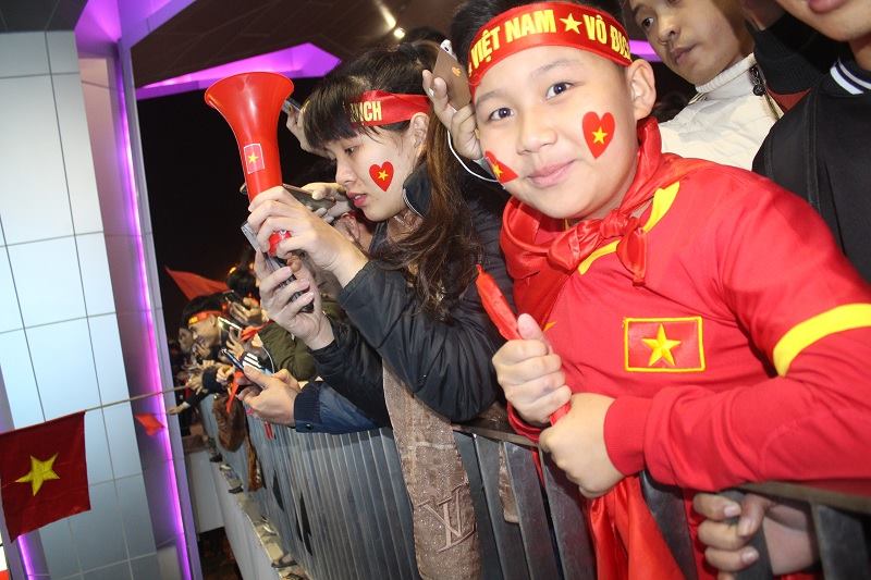 Ngàn người ra sân bay Vinh đón trung vệ Tiến Dũng, Văn Đức, Công Phượng...