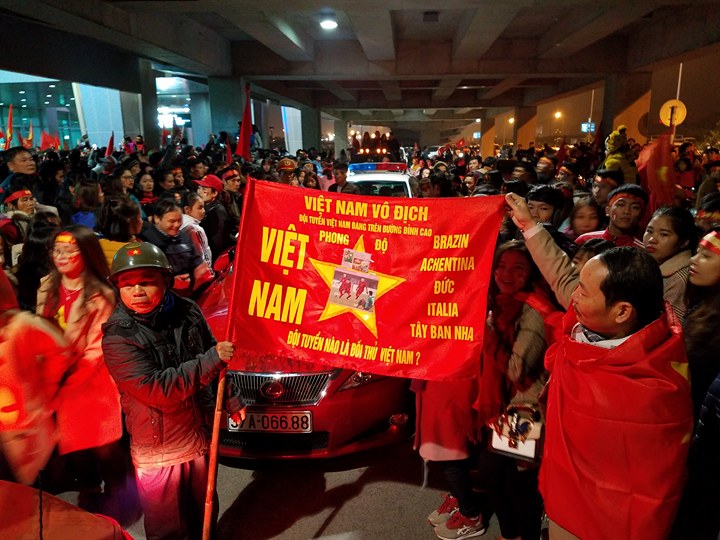 Ngàn người ra sân bay Vinh đón trung vệ Tiến Dũng, Văn Đức, Công Phượng...