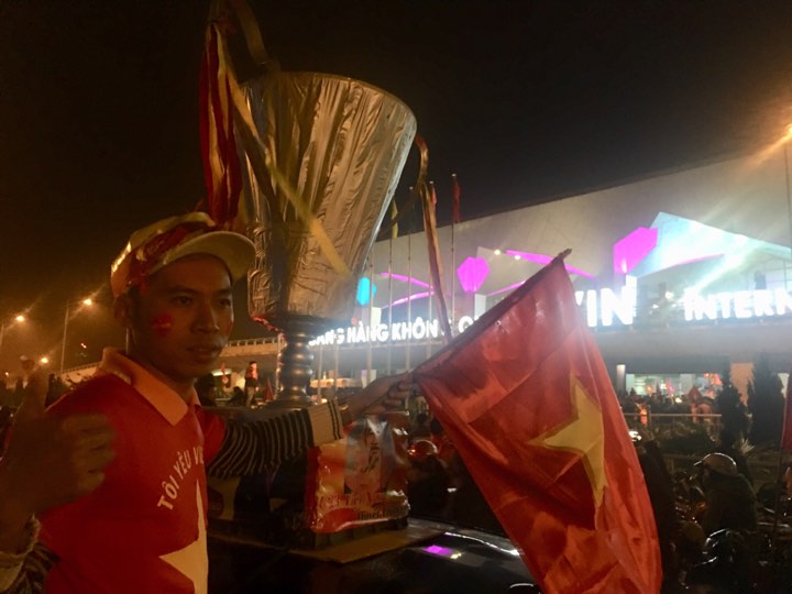 Ngàn người ra sân bay Vinh đón trung vệ Tiến Dũng, Văn Đức, Công Phượng...