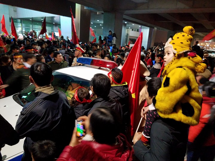 Ngàn người ra sân bay Vinh đón trung vệ Tiến Dũng, Văn Đức, Công Phượng...