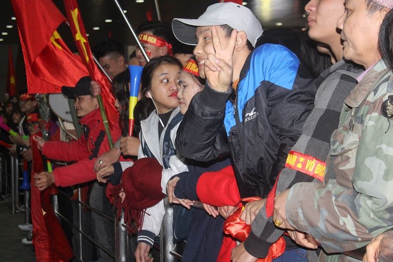 Ngàn người ra sân bay Vinh đón trung vệ Tiến Dũng, Văn Đức, Công Phượng...