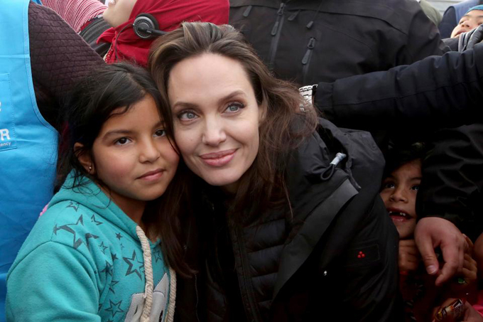 Hai con gái xin đi theo Angelina Jolie tới thăm trại tị nạn ở Jordan