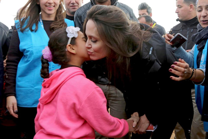 Hai con gái xin đi theo Angelina Jolie tới thăm trại tị nạn ở Jordan