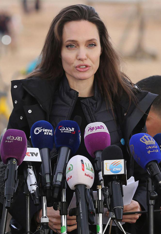 Hai con gái xin đi theo Angelina Jolie tới thăm trại tị nạn ở Jordan