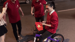 Mỹ Tâm bị quây giữa Đà Nẵng khi đang đi bão chúc mừng U23 bằng siêu xe Mỹ Tâm bị quây giữa Đà Nẵng khi đang đi bão chúc mừng U23 bằng siêu xe