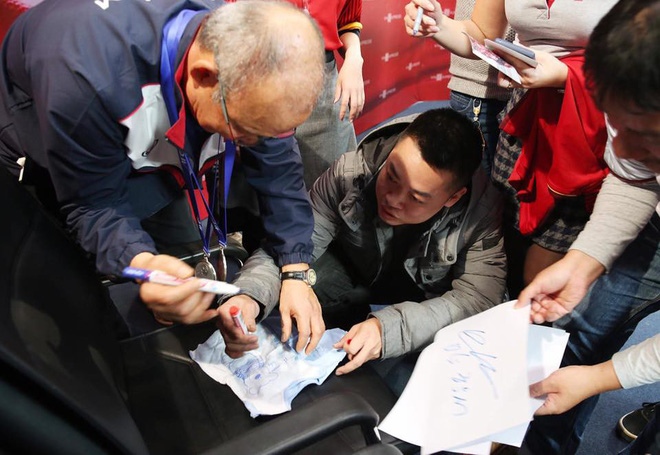 Ông bố tranh thủ nhất năm, vừa tác nghiệp xong liền bon chen xin chữ ký HLV Park Hang Seo cho con trai sắp chào đời