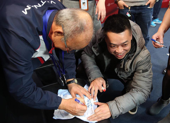 Ông bố tranh thủ nhất năm, vừa tác nghiệp xong liền bon chen xin chữ ký HLV Park Hang Seo cho con trai sắp chào đời