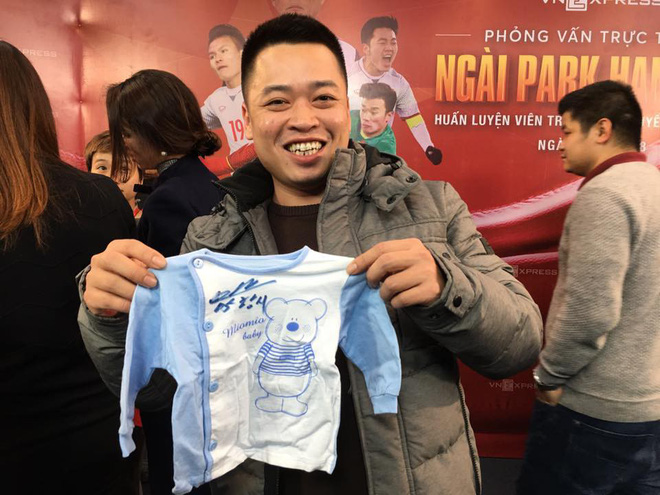 Ông bố tranh thủ nhất năm, vừa tác nghiệp xong liền bon chen xin chữ ký HLV Park Hang Seo cho con trai sắp chào đời