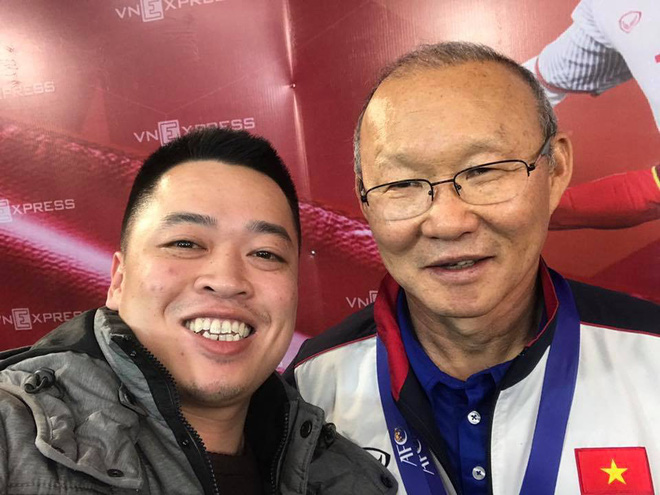 Ông bố tranh thủ nhất năm, vừa tác nghiệp xong liền bon chen xin chữ ký HLV Park Hang Seo cho con trai sắp chào đời