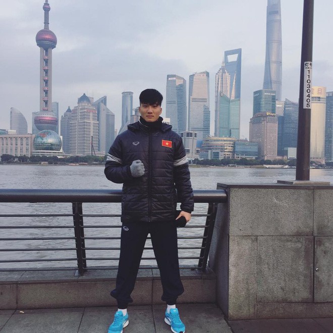 Ai cũng mê mệt Tiến Dũng, nhưng U23 Việt Nam còn 1 chàng thủ môn khác đẹp trai như tài tử, cao 1m86