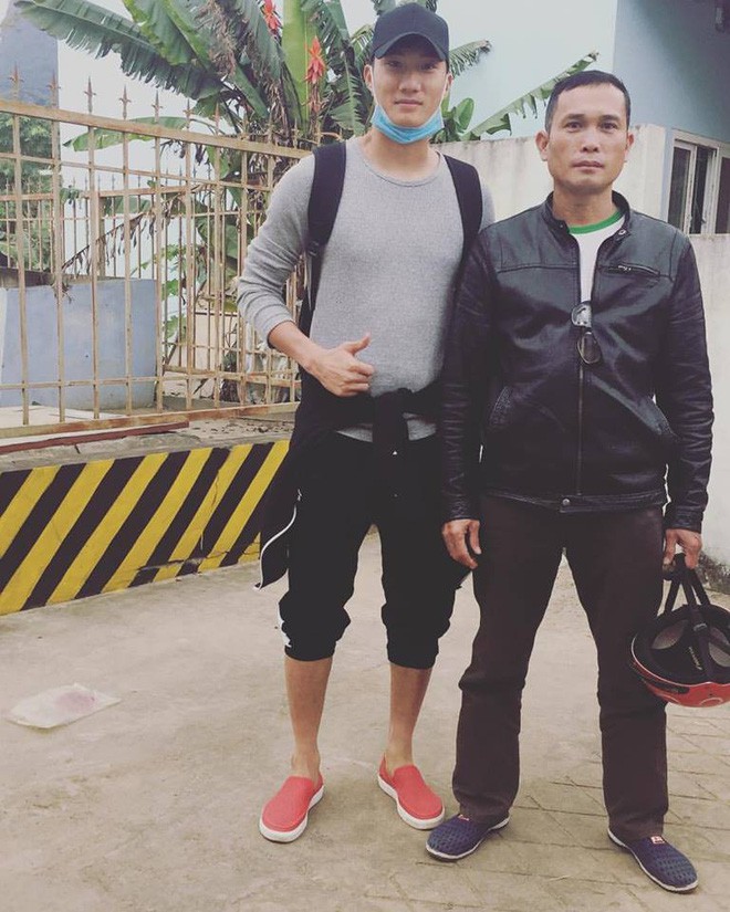 Ai cũng mê mệt Tiến Dũng, nhưng U23 Việt Nam còn 1 chàng thủ môn khác đẹp trai như tài tử, cao 1m86