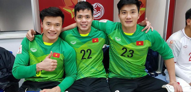 Ai cũng mê mệt Tiến Dũng, nhưng U23 Việt Nam còn 1 chàng thủ môn khác đẹp trai như tài tử, cao 1m86