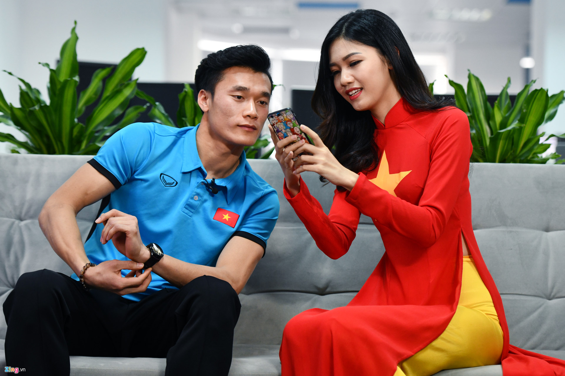 Bị Thanh Tú chống tay vào đùi, Bùi Tiến Dũng có hành động bất ngờ