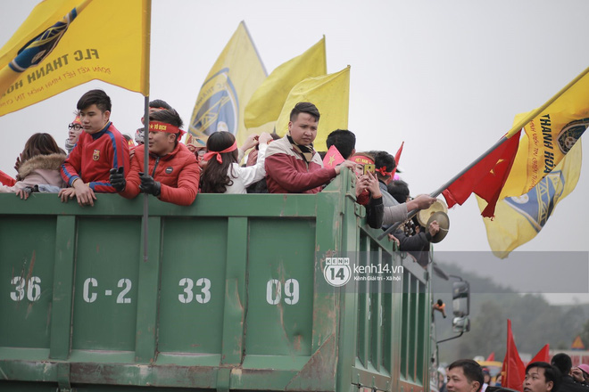 Anh em Tiến Dũng và trung vệ Lê Văn Đại về với gia đình sau lễ diễu hành, gửi lời cảm ơn đến người dân Thanh Hóa