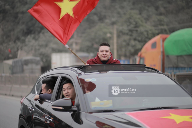 Anh em Tiến Dũng và trung vệ Lê Văn Đại về với gia đình sau lễ diễu hành, gửi lời cảm ơn đến người dân Thanh Hóa