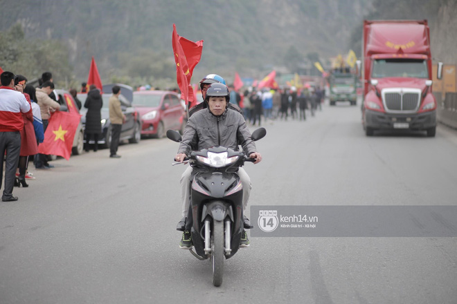 Anh em Tiến Dũng và trung vệ Lê Văn Đại về với gia đình sau lễ diễu hành, gửi lời cảm ơn đến người dân Thanh Hóa