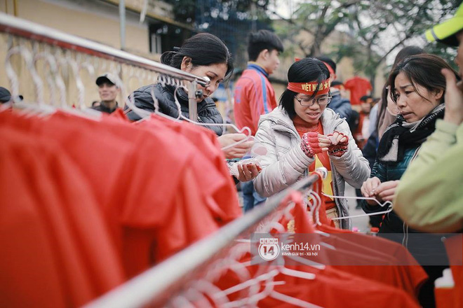 Anh em Tiến Dũng và trung vệ Lê Văn Đại về với gia đình sau lễ diễu hành, gửi lời cảm ơn đến người dân Thanh Hóa