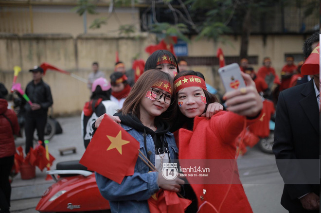 Anh em Tiến Dũng và trung vệ Lê Văn Đại về với gia đình sau lễ diễu hành, gửi lời cảm ơn đến người dân Thanh Hóa