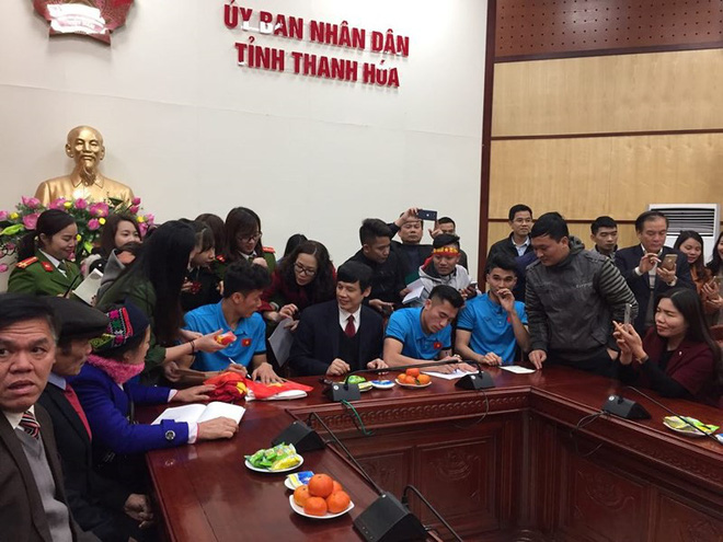 Anh em Tiến Dũng và trung vệ Lê Văn Đại về với gia đình sau lễ diễu hành, gửi lời cảm ơn đến người dân Thanh Hóa